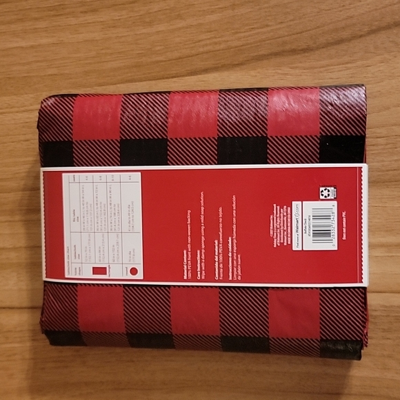 Red and black round tablecloth - Picture 2 of 3